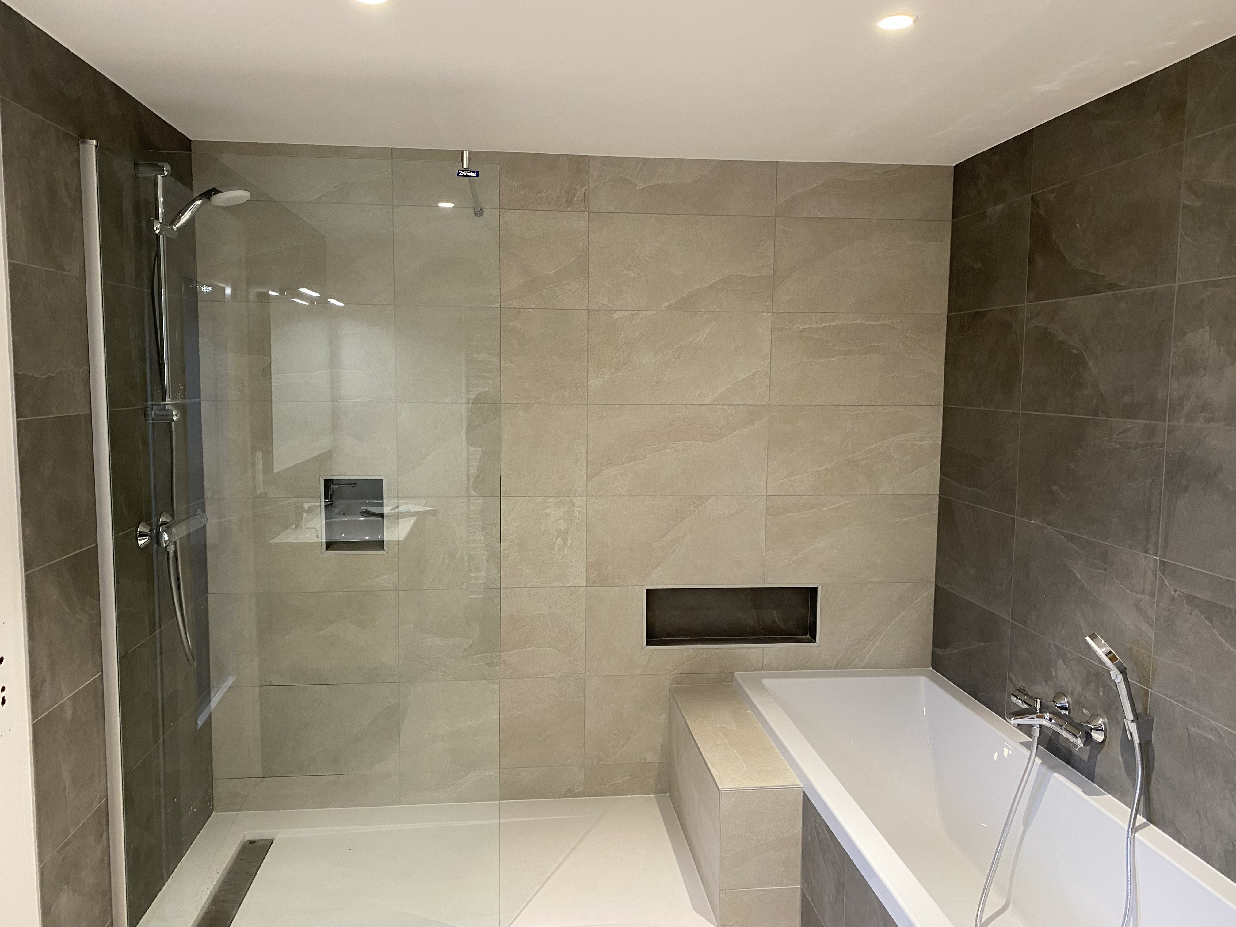 Salle de bain — rénovation appartement à Dijon par LION Rénovation